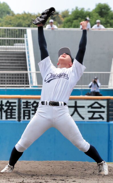 2年連続の優勝を決め、両腕を突き上げる聖隷クリストファーの高部