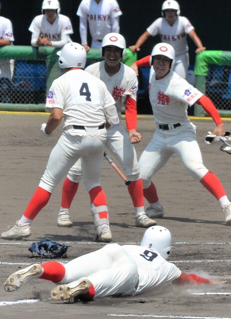 八回裏智弁和歌山2死一塁、山田の左前安打で三塁まで進んだ井本が、敵失の間に生還して勝ち越し