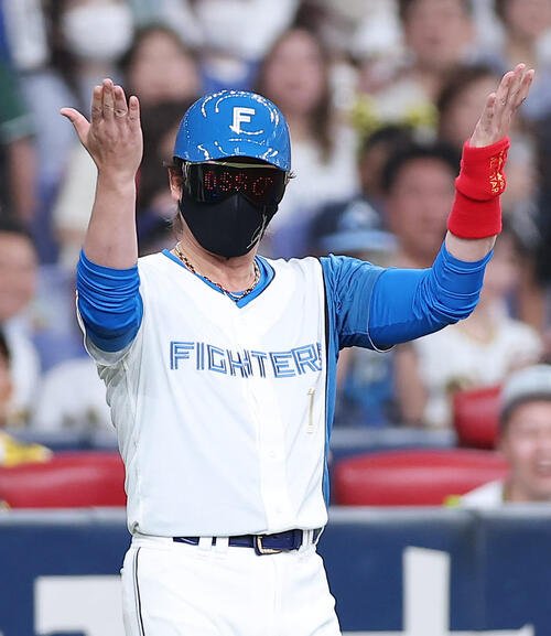 文字が表示される日本ハム新庄監督のサングラス(2025年7月撮影)