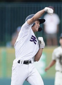 天理対奈良大付　1回表天理2死二塁、先制適時二塁打を放ちガッツポーズする金本相有(撮影･前田充)