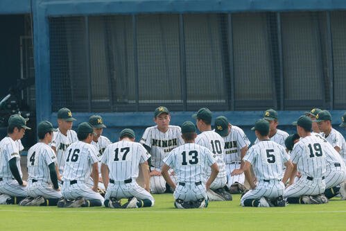 履正社対箕面学園　試合前、グラウンドに座って目を閉じる箕面学園の選手ら(撮影･上山淳一)