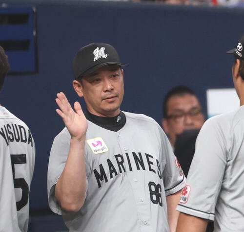 オリックス対ロッテ　オリックスに勝利し、ロッテサブロー監督は山口航輝を迎える(撮影･西尾就之)