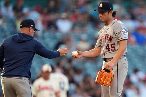 エンゼルス戦の1回、エスパダ監督(左)に降板を告げられるアストロズ先発･今井達也(AP)