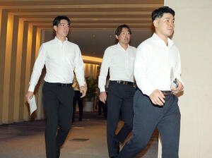 会場入りする近藤健介選手会会長。後方左から松本剛副会長、源田壮亮副会長(撮影･たえ見朱実)