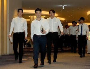 会場入りする近藤健介選手会会長(中央)。左から松本剛副会長、1人おいて源田壮亮副会長(撮影･たえ見朱実)