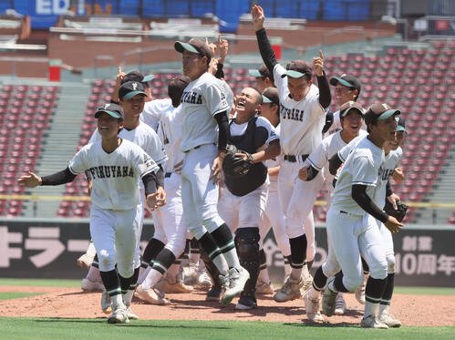 市立福山対広島商業　広島商業に競り勝ち、甲子園初出場を決めた市立福山ナインは大喜び(撮影･加藤孝規)