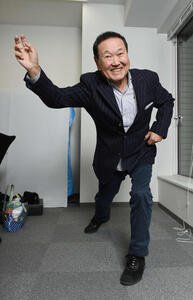 14年11月、往年の力強い投球フォームを披露する板東英二さん