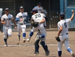 履正社対箕面学園　大阪大会を制し、歓喜する履正社ナイン(撮影･上山淳一)