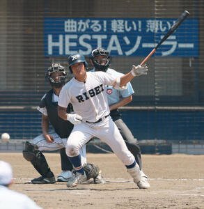 履正社対箕面学園　4回表履正社1死二塁、辻竜乃介は中前適時打を放つ(撮影･上山淳一)