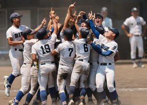 履正社対箕面学園　大阪大会を制し、歓喜する履正社ナイン(撮影･上山淳一)