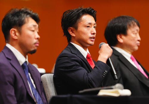 会見する石井武志(中央)(撮影･垰建太)