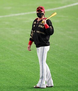 全セ対全パ　黄金バットを手に試合前練習を見つめる日本ハム新庄剛志監督(撮影･宮地輝)