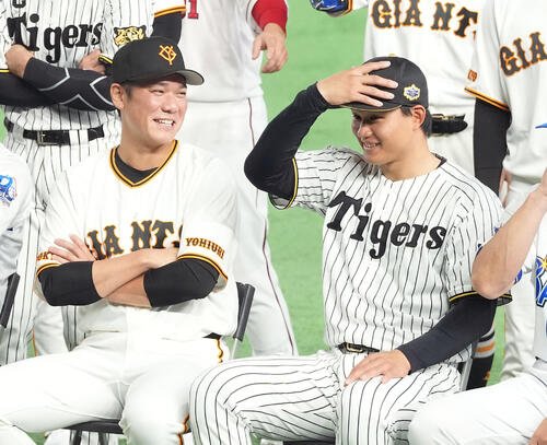 マイナビオールスター20226　第1戦　記念撮影で笑顔を見せる巨人坂本勇人(左)と阪神森下翔太(撮影･たえ見朱実)