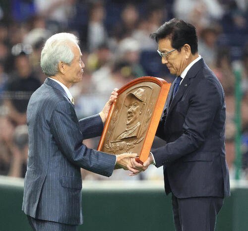 全セ対全パ　試合前、野球殿堂入り表彰で榊原定征コミッショナー(左)から盾を受け取る栗山英樹氏
