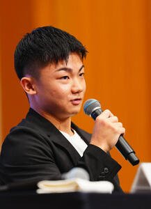会見で話す吉良大弥(撮影･垰建太)