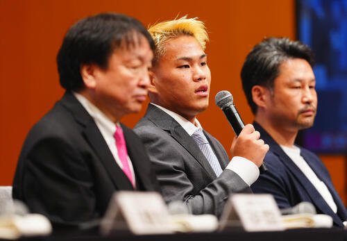 会見で話す藤木勇我(中央)(撮影･垰建太)