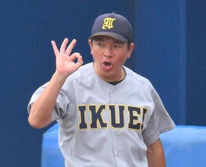 東北対仙台育英　選手に合図する仙台育英･須江航監督(撮影･滝沢徹郎)