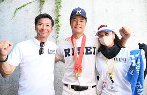 優勝を決め喜ぶ、左から父･辻竜太郎、竜乃介、母･洋美(撮影･石井愛子)