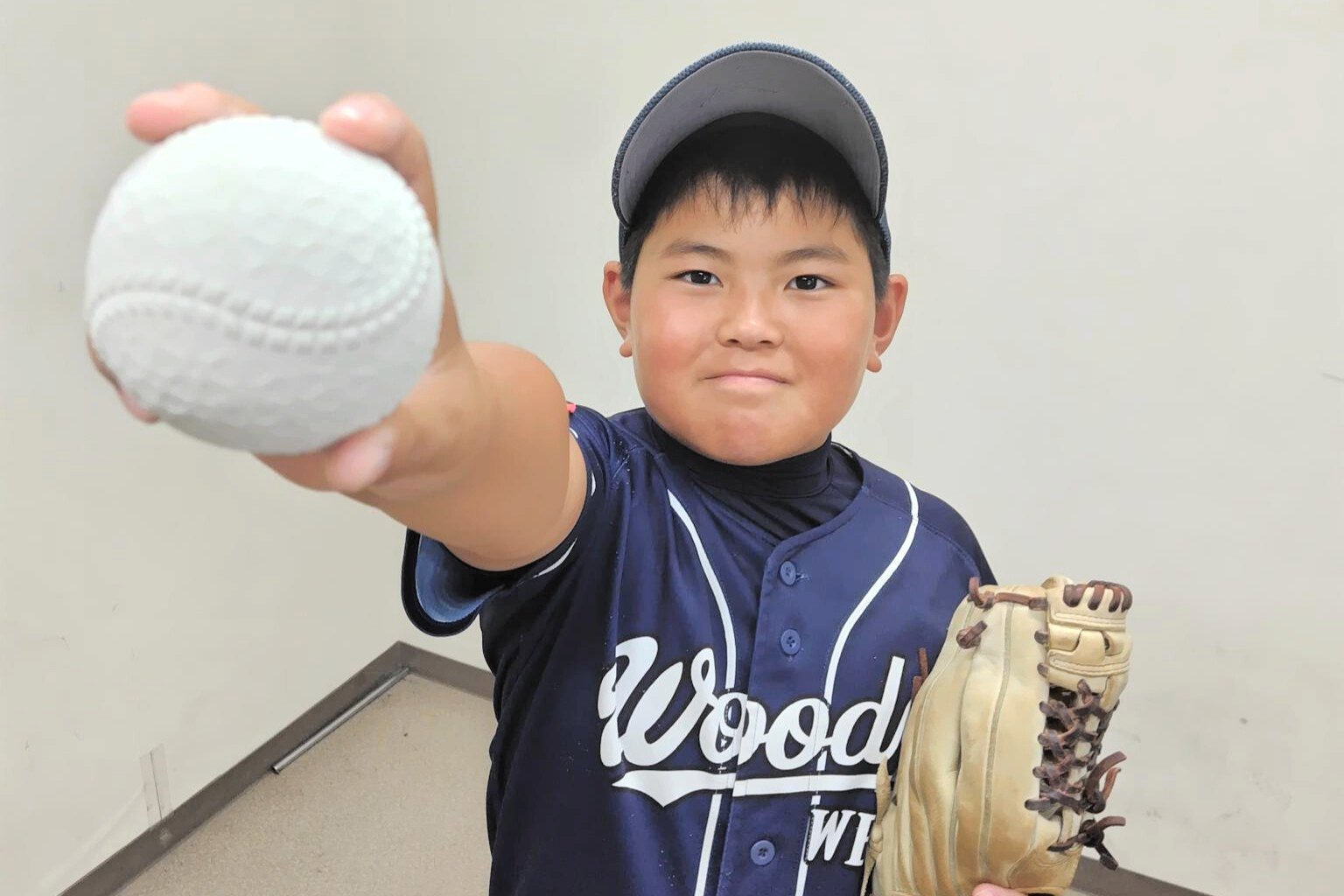 始球式で力強い球を投げた久保柊太郎さん=兵庫県三田市、岡本玄撮影