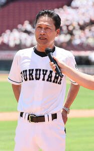 市立福山対広島商業　優勝監督インタビューを受ける市立福山の小田浩監督(撮影･加藤孝規)