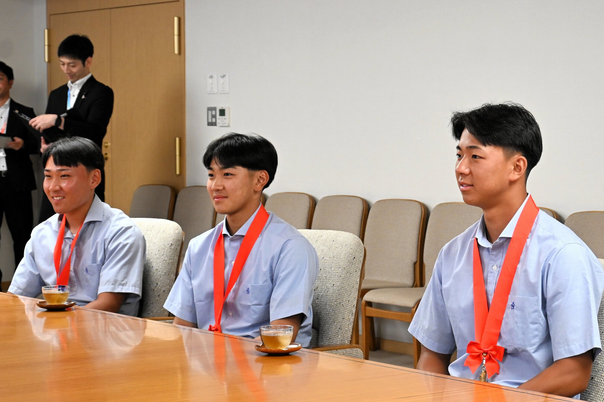 宮下宗一郎知事に優勝を報告した青森山田の選手たち=2026年7月28日、青森市、小田邦彦撮影