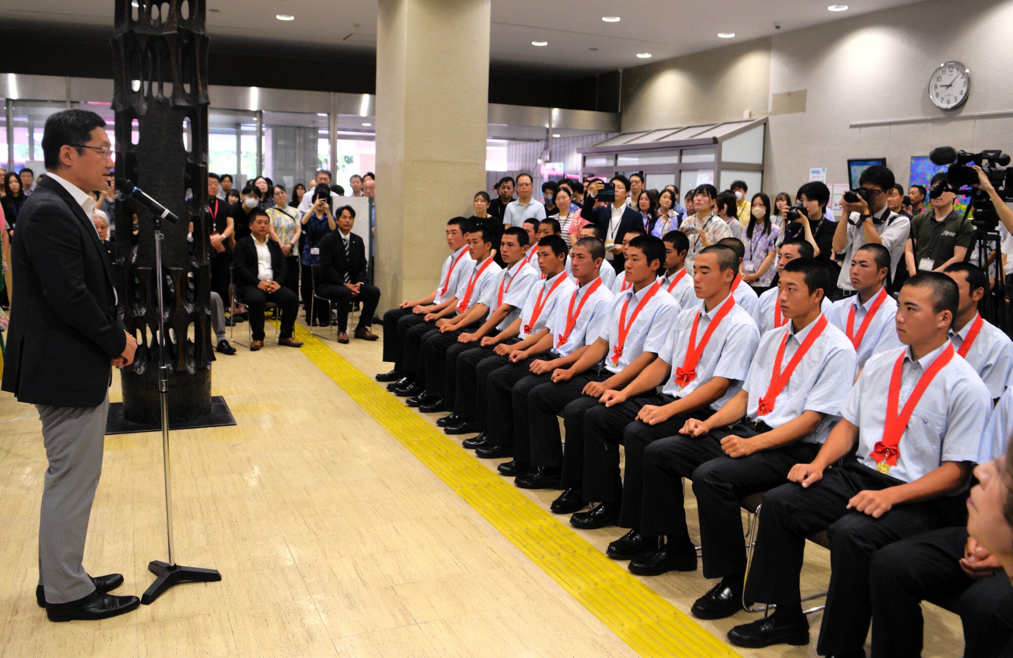 夏の甲子園出場を決め、内田広之いわき市長(左)から激励を受ける東日大昌平の野球部員ら=2026年7月28日、福島県いわき市、大久保泰撮影