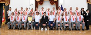 山本一太知事らと記念撮影する健大高崎の選手たち=2026年7月28日午後2時36分、群馬県庁、岡田昇撮影