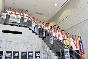優勝報告のため朝日新聞岡山総局を訪れた岡山学芸館の選手たち=2026年7月28日午前11時17分、岡山市北区、小沢邦男撮影