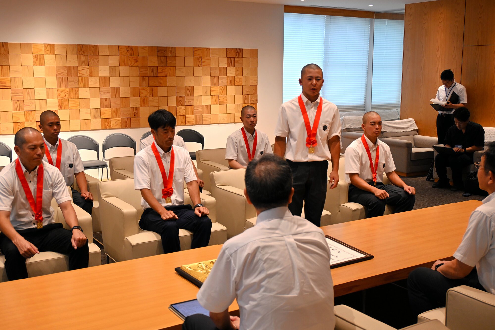 優勝報告する久保田悟主将=2026年7月28日午前10時37分、県庁、塩原賢撮影