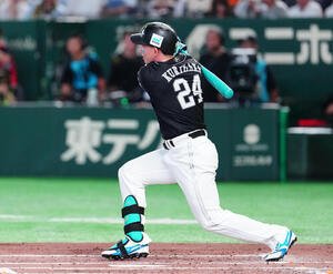 全セ対全パ　2回表全パ無死、二塁打を放つ栗原陵矢(撮影･鈴木みどり)