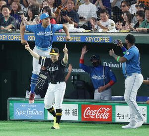 全セ対全パ　勝利しベンチからジャンプして喜ぶ全パ万波中正(左)ら(撮影･宮地輝)