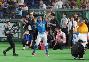 マイナビオールスターゲーム2026　第1戦　全セ対全パ　MVPに選ばれガッツポーズする全パ万波中正(撮影･足立雅史)