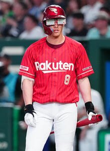 全セ対全パ　7回表全パ2死三塁、楽天カードのサングラスをかけ打席に立つ代打辰己涼介(撮影･鈴木みどり)