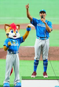 全セ対全パ　最優秀選手賞に選ばれた全パ万波中正はお立ち台で盛り上げる(撮影･垰建太)