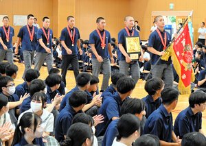 壮行会の会場に入る有明の選手たち=2026年7月28日午前9時31分、熊本県荒尾市増永、伊藤隆太郎撮影