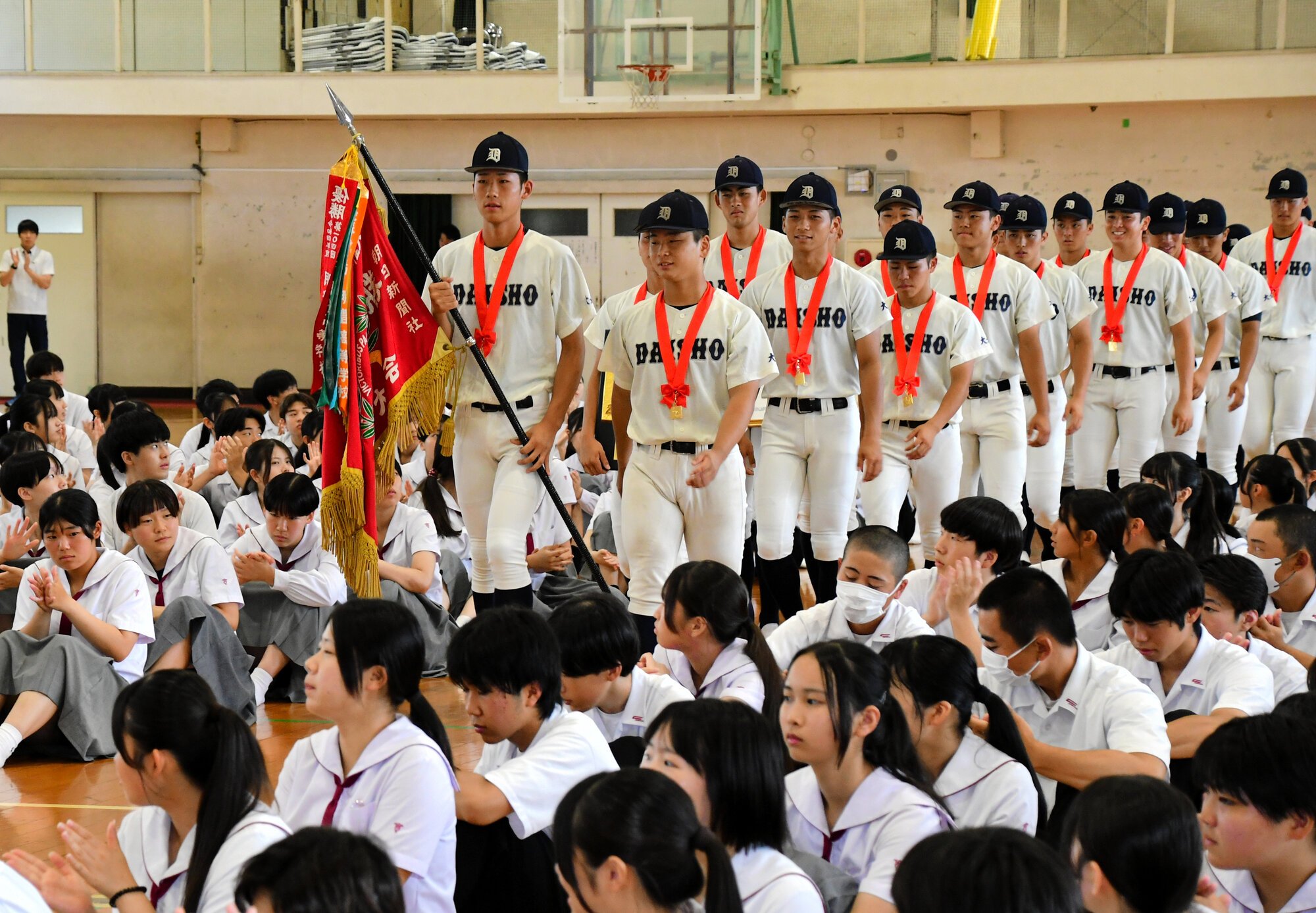 体育館に入場する大分商の選手たち=大分市の大分商業高校