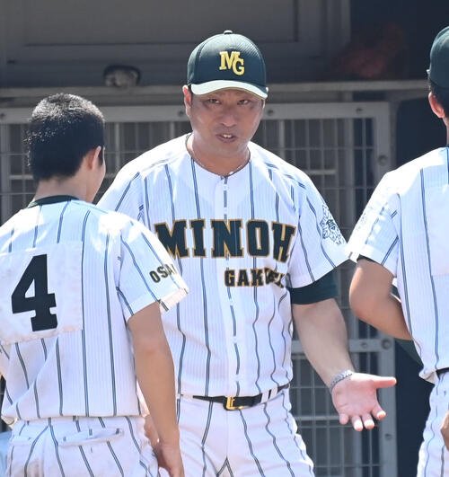 履正社対箕面学園　ナインに声をかける箕面学園の山田文博監督(撮影･石井愛子)