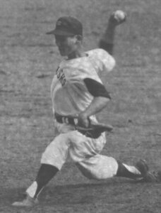 1958年、第40回全国高校野球選手権大会で投げる、徳島商エースの板東英二さん
