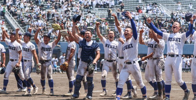優勝し、喜ぶ履正社の選手たち＝木子慎太郎撮影