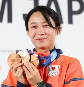ミラノ･コルティナ冬季五輪の記者会見でメダルを手に笑顔をみせる高木美帆＝2月