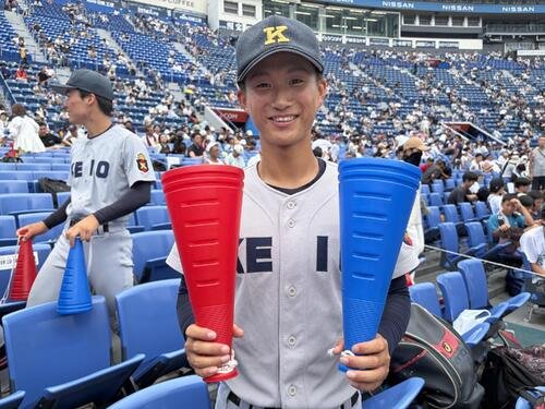 立花学園対慶応　スタンドで元気に応援する慶応、中畑匠水選手(撮影･保坂淑子)