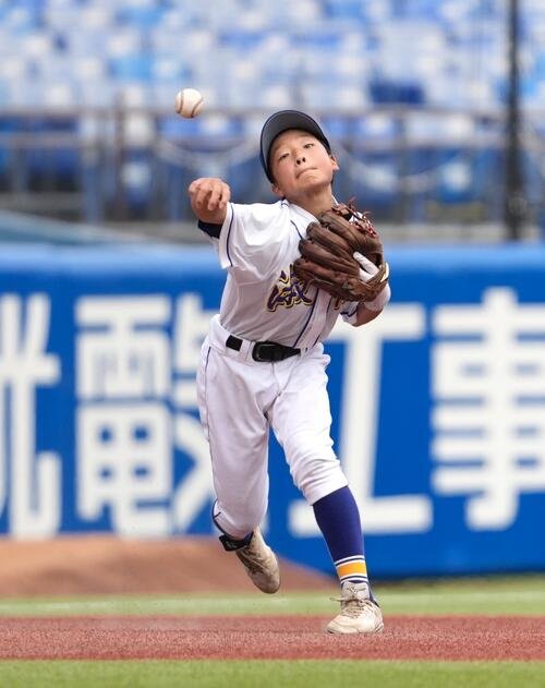 17日、淑徳対芝浦工大付　2回裏芝浦工大付2死、熊谷悠斗の三ゴロを処理する谷津遼太郎