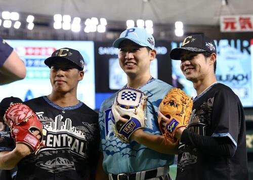 全セ対全パ　試合前、笑顔で写真に納まる、左からヤクルト山野太一、オリックス椋木蓮、阪神中野拓夢(撮影･河田真司)