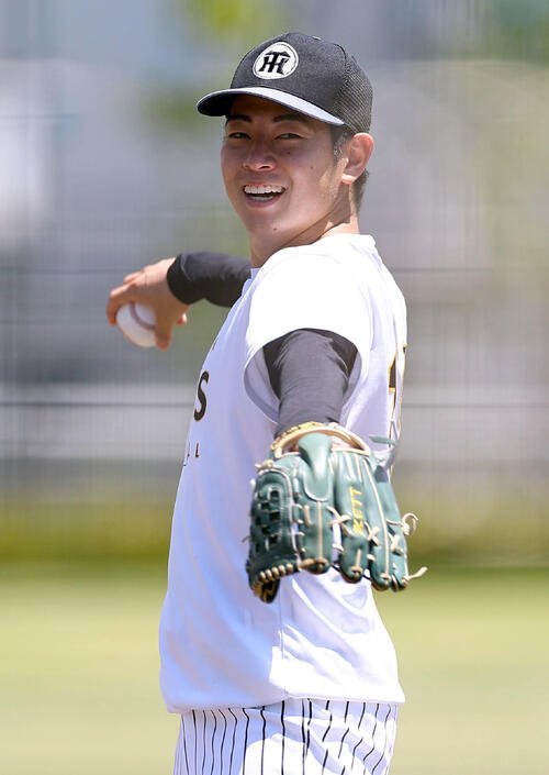 笑顔を見せながらキャッチボールをする下村海翔(撮影･上田博志)