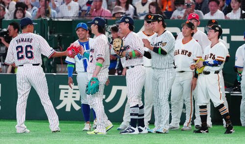 全セ対全パ　1回表を抑えた山野太一(左)を迎える全セナイン(撮影･鈴木みどり)