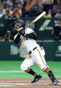25年3月28日　巨人対ヤクルト　10回裏巨人2死二塁、若林はサヨナラ適時打を放つ(撮影･浅見桂子)