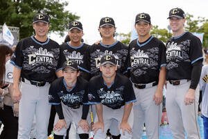 全パ対全セ　ブルーカーペットに参加した巨人の選手たち。前列左から浦田俊輔、井上温大。後列左から坂本勇人、船迫大雅、田中瑛斗、大城卓三、トレイ･キャベッジ(撮影･前田充)