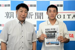 敦賀気比の長谷川陽竜主将(右)と東哲平監督