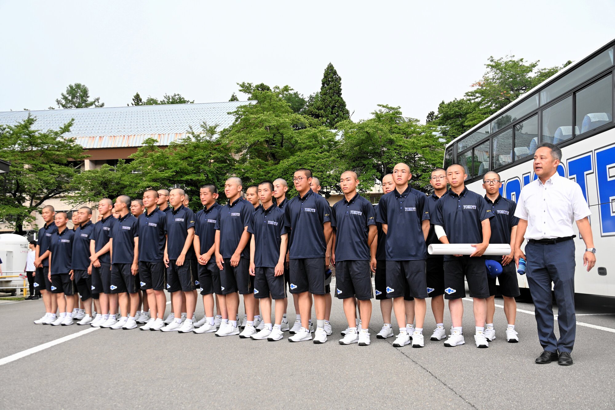 関西に向けて出発する横手の監督や選手たち=2026年7月29日、秋田県横手市睦成、横山翼撮影