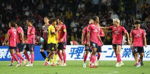 C大阪対ドルトムント　1－0でC大阪が勝利となり健闘をたたえ合う両チームイレブン(撮影･西尾就之)